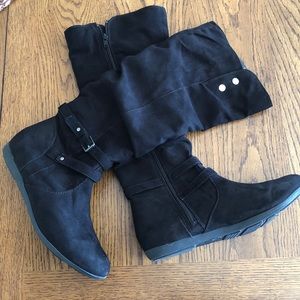 Woman’s Knee High Black Suede Boots Size 8M